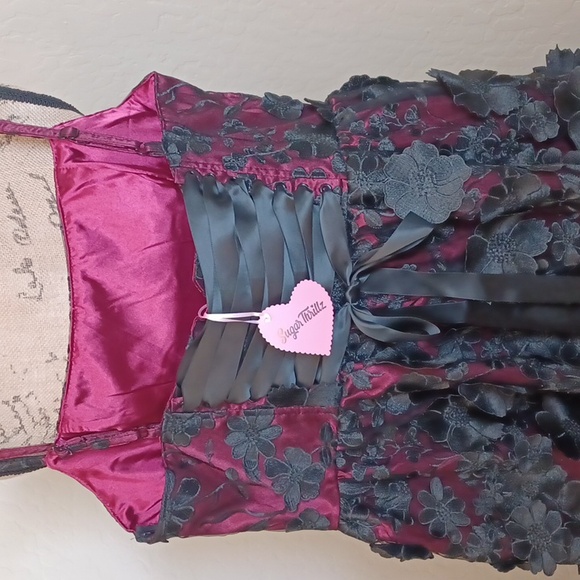 DOLLSKILL SUGAR THRILLS 1X BURGUNDY/ BLACK FLOWER APPLIQUES OVERLAY FULLY LINED - Picture 14 of 15